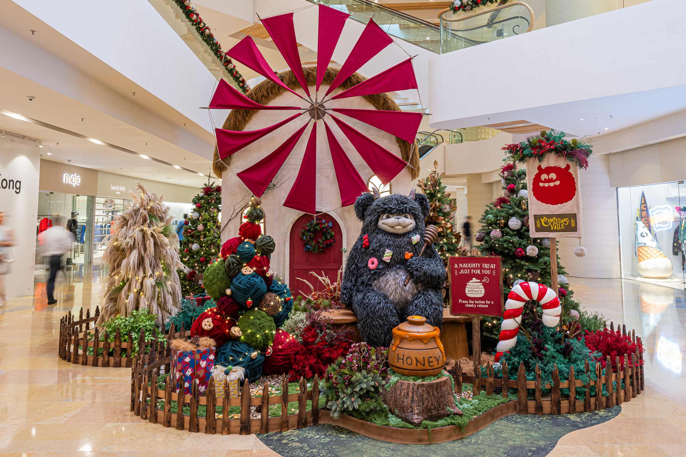 /Images/PacificPlace2/TheStyleSheet_Article/christmas characters q4 2024/Pacific-Place-Meet-The-Christmas-Crew-2024-2